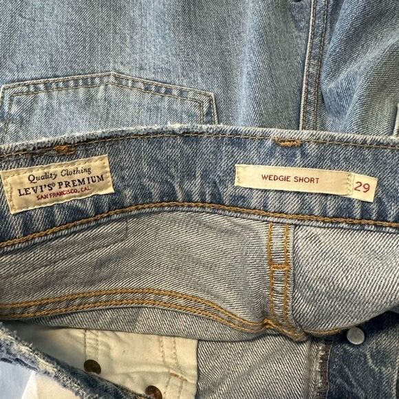 Levi’s Wedgie Midwash Distressed Denim Shorts Size 29 Cut Offs Casual Summer - Picture 4 of 10